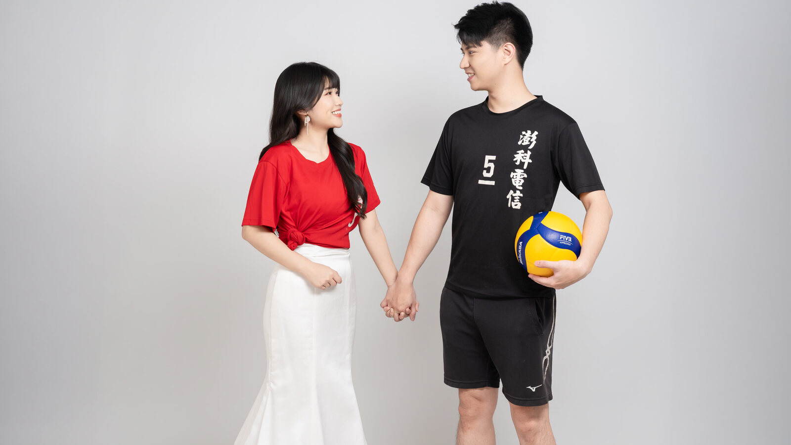 莊詠翔與趙芃媗婚紗照 — 兩人牽手合影