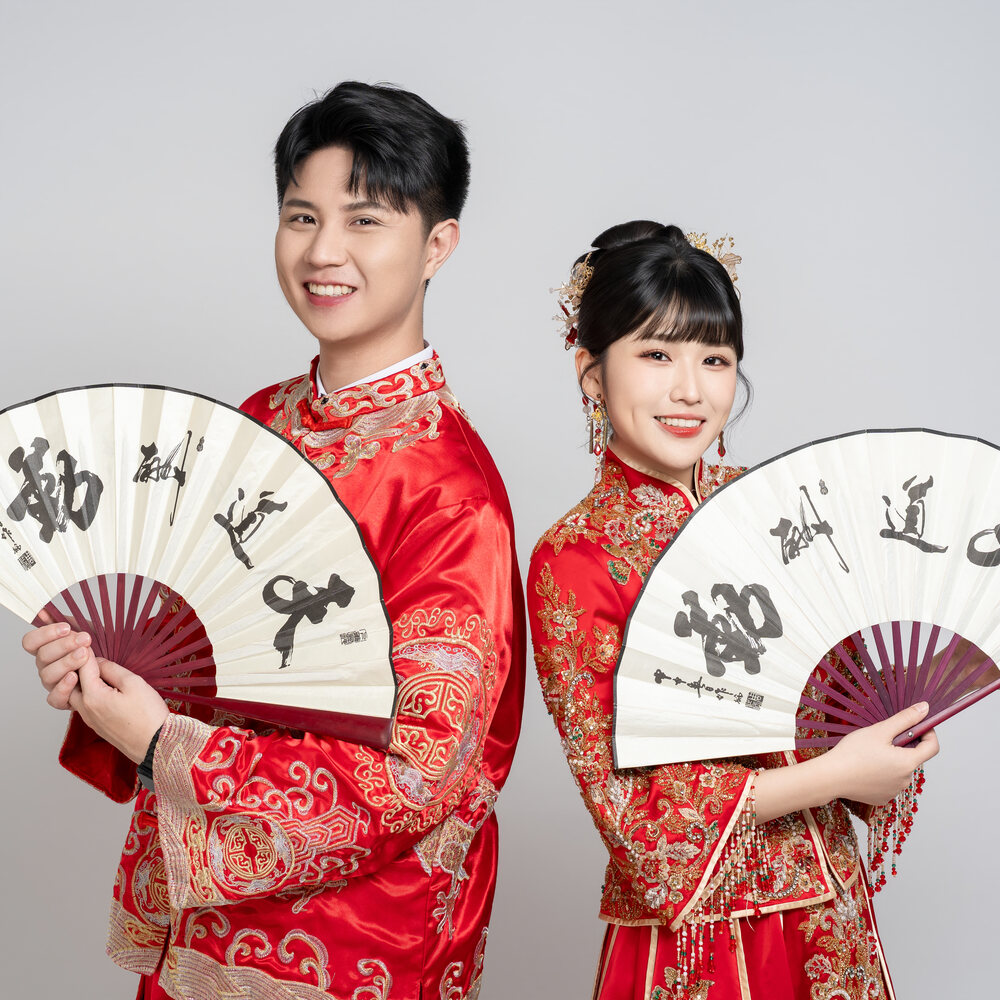 莊詠翔與趙芃媗婚紗照 — 中式禮服合影