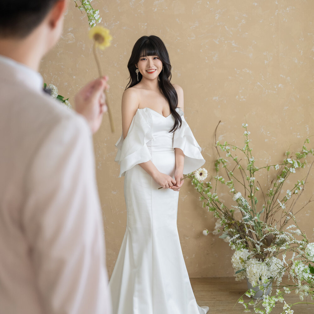莊詠翔與趙芃媗婚紗照 — 新娘與向日葵